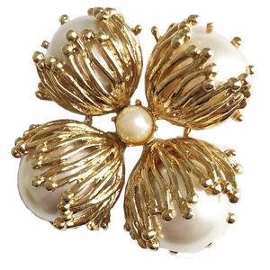 St John Brooch Pin Faux Glass Pearls Gold Metal Vintage Retro Jackie O Style